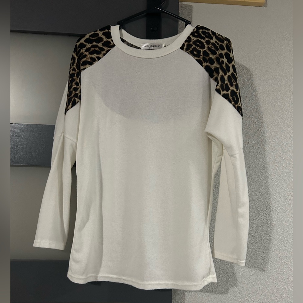 Cream/white long sleeve with leopard detail. Size large. Never worn.